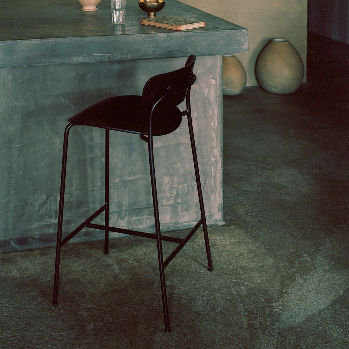 Chaise de bar en chêne naturel et piètement noir AV7 Pavilion - &tradition - The Cool Republic