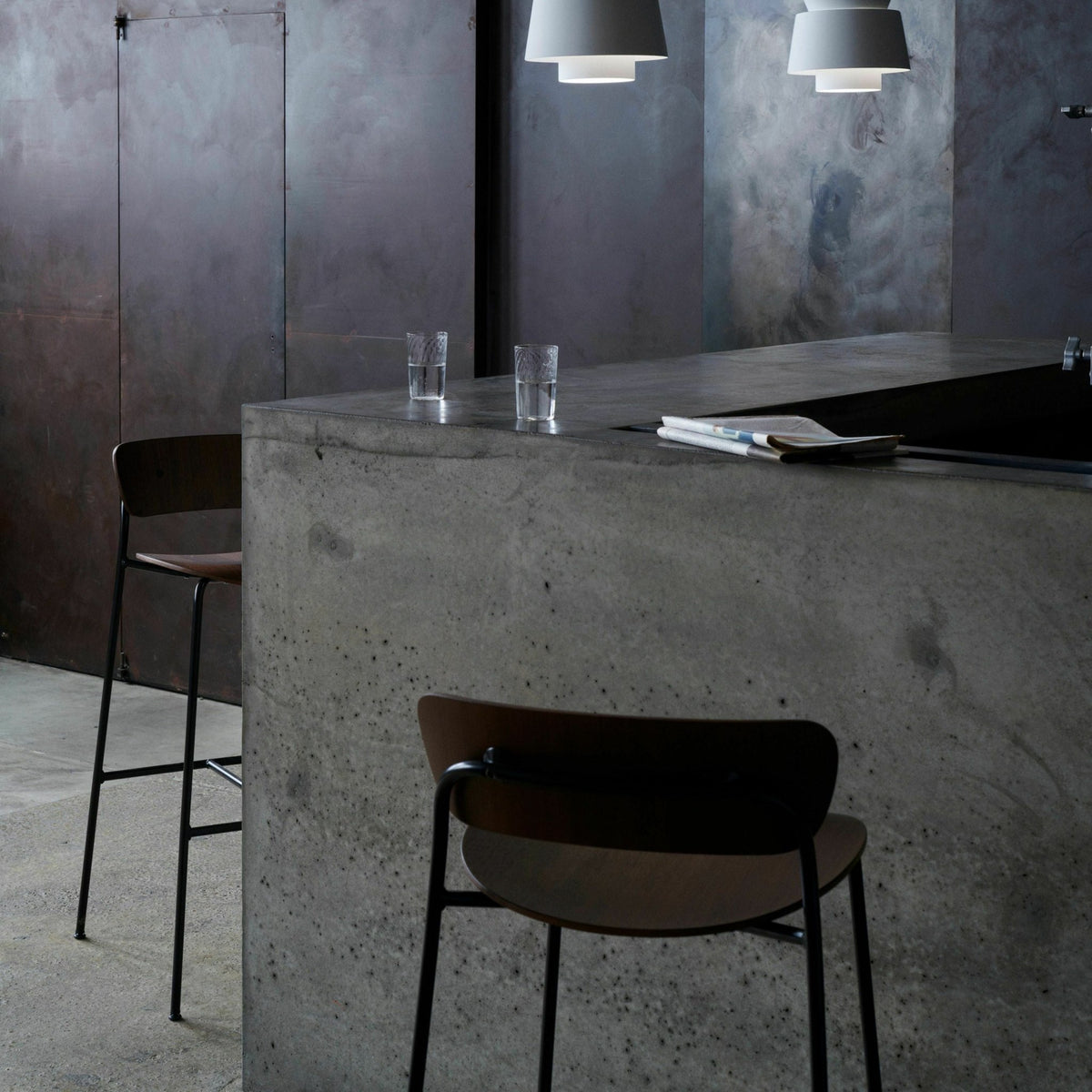 Chaise de bar en chêne noir AV9 Pavilion - &tradition - The Cool Republic