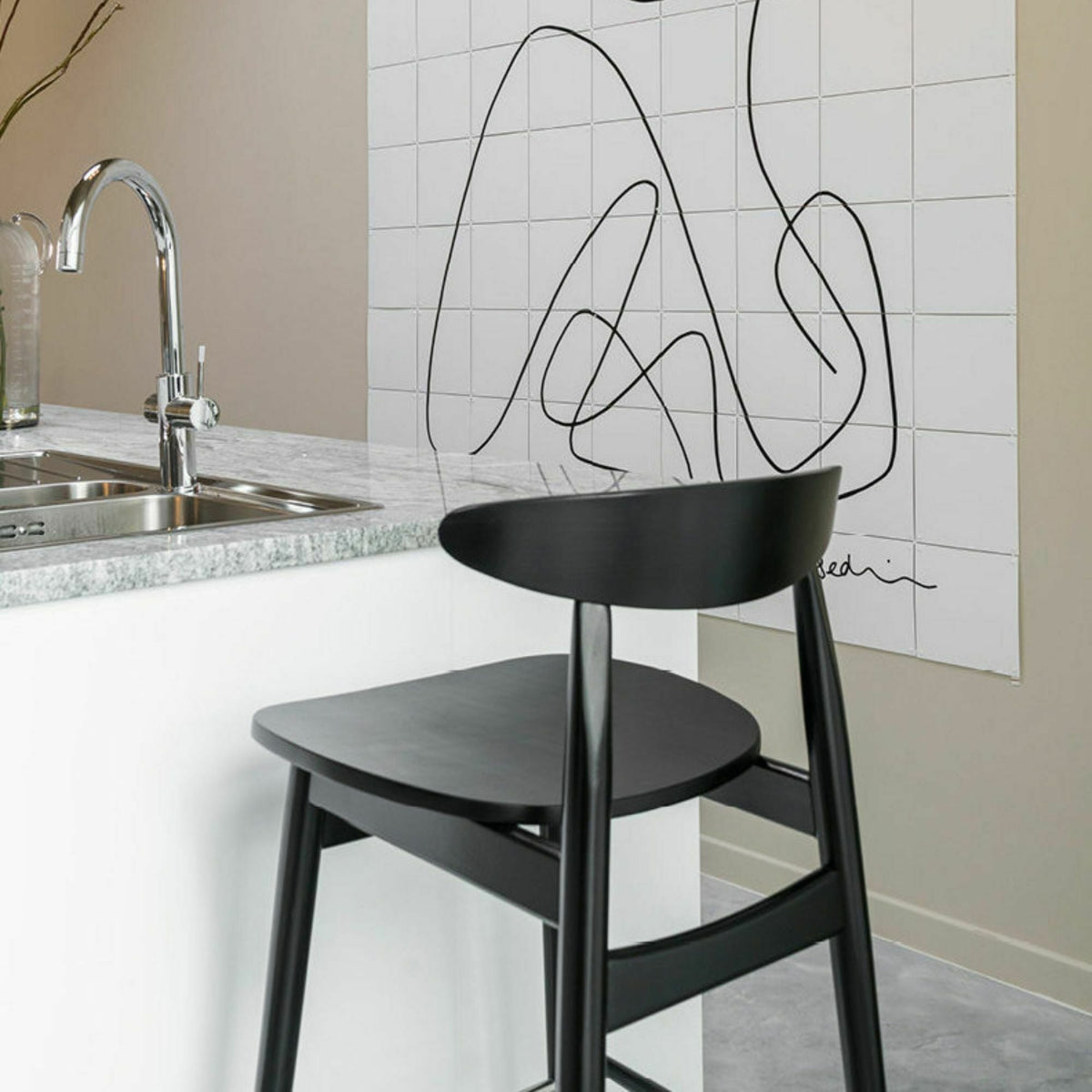 Chaise de bar en hêtre noir 102 cm Teo - Vincent Sheppard - The Cool Republic