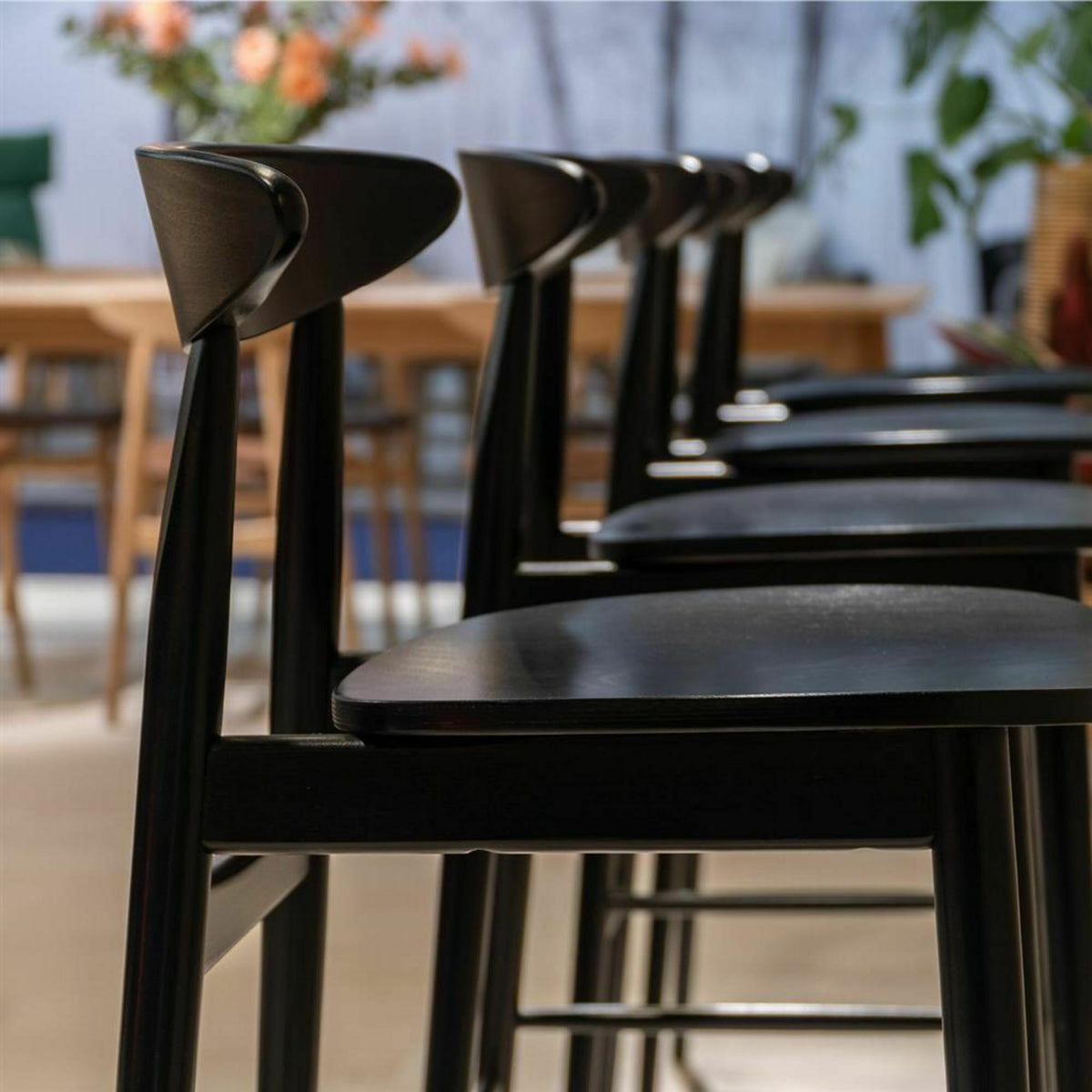 Chaise de bar en hêtre noir 91 cm Teo - Vincent Sheppard - The Cool Republic