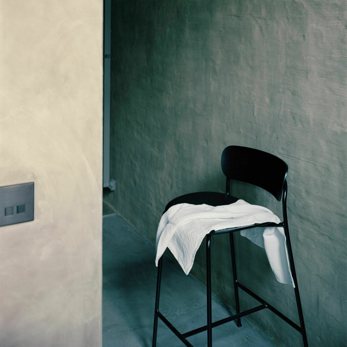 Chaise de bar en noyer AV9 Pavilion - &tradition - The Cool Republic