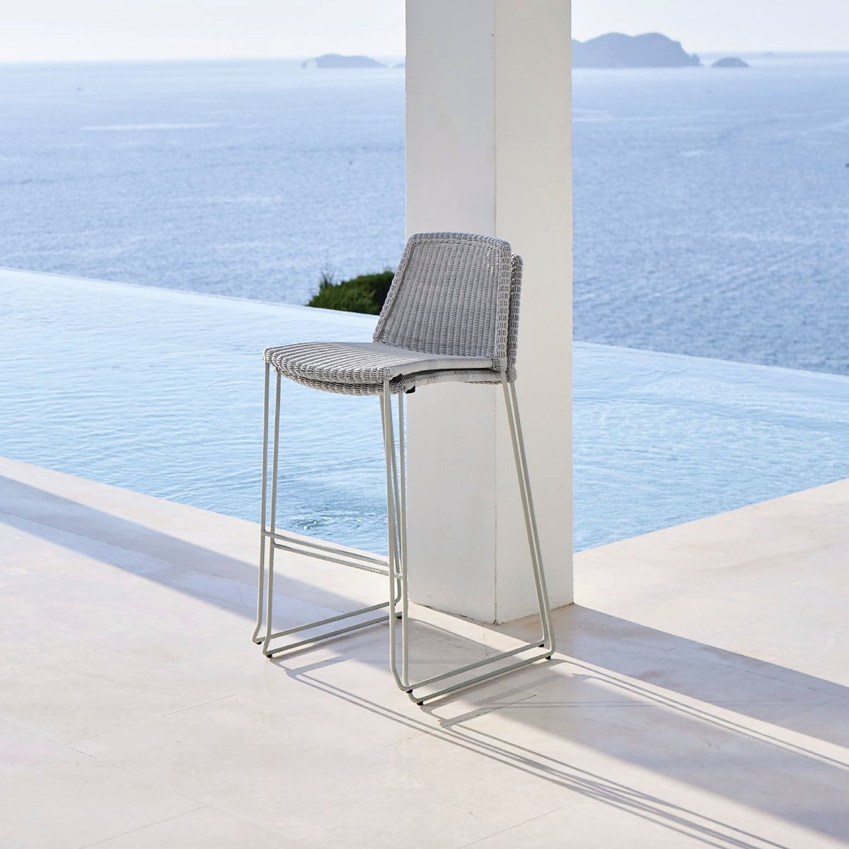 Chaise de bar noire Breeze - Cane-Line - The Cool Republic