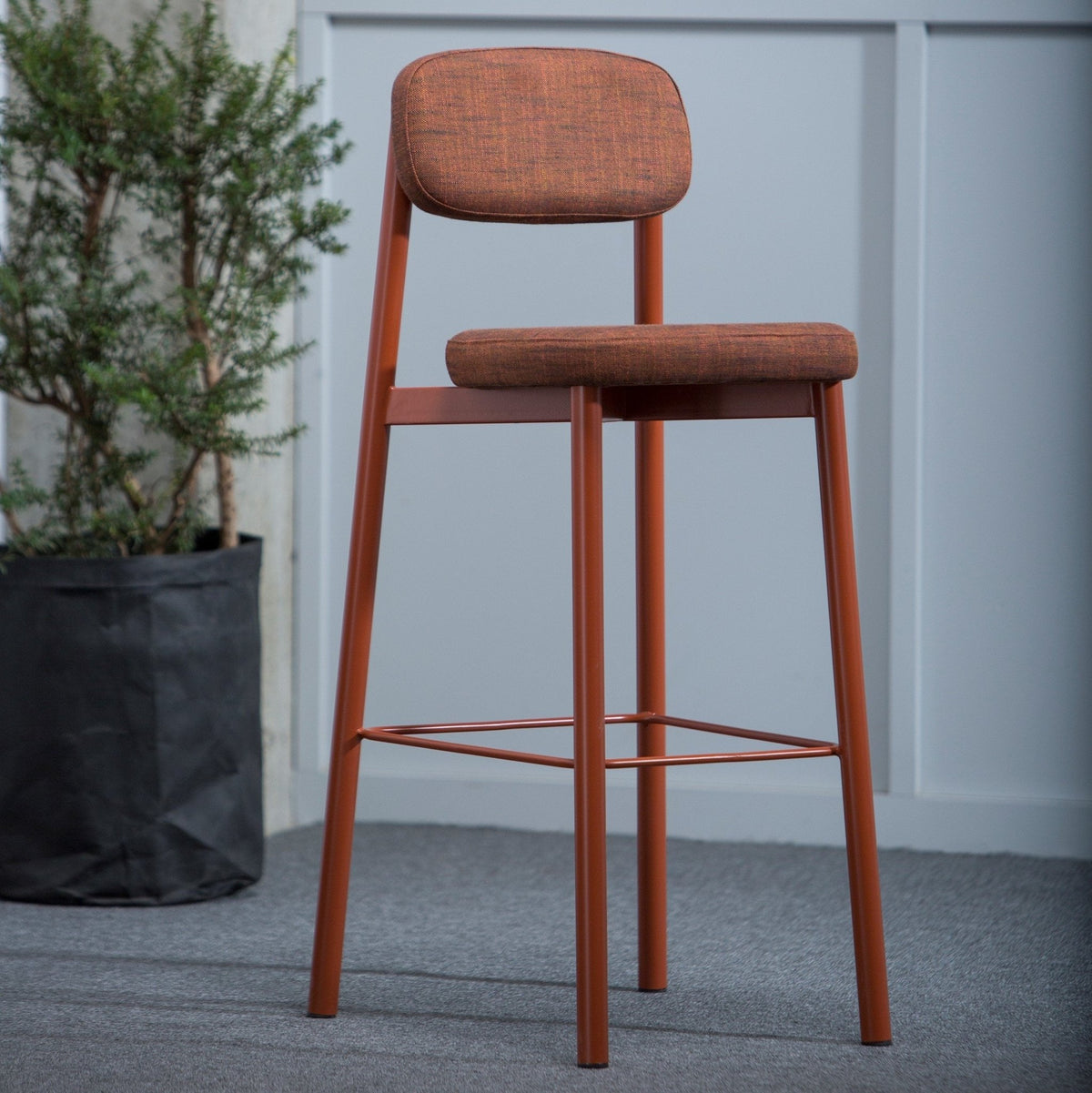 Chaise de bar rouge brique 75 cm Residence - Kann Design - The Cool Republic