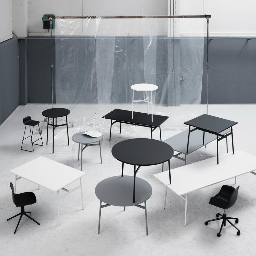 Chaise de bureau avec accoudoirs en aluminium et pp bleu Form - Normann Copenhagen - The Cool Republic