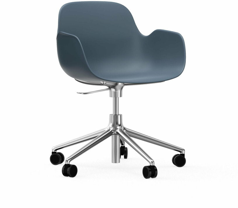 Chaise de bureau avec accoudoirs en aluminium et pp bleu Form - Normann Copenhagen - The Cool Republic