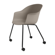 Chaise de bureau beige 4 pieds à roulettes Bat - Gubi - The Cool Republic