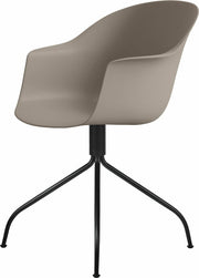 Chaise de bureau beige base noire mate pivotante Bat - Gubi - The Cool Republic