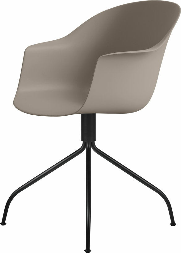 Chaise de bureau beige base noire mate pivotante Bat - Gubi - The Cool Republic