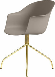 Chaise de bureau beige et laiton pivotante Bat - Gubi - The Cool Republic