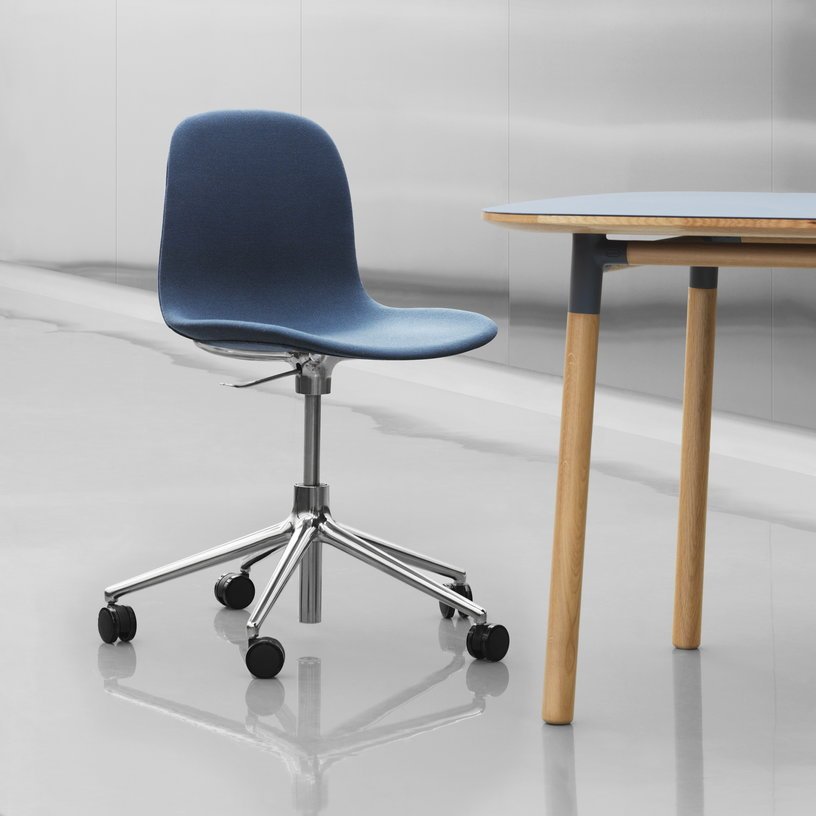 Chaise de bureau en aluminium et pp rouge Form - Normann Copenhagen - The Cool Republic