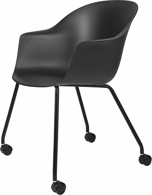 Chaise de bureau noire 4 pieds à roulettes Bat - Gubi - The Cool Republic