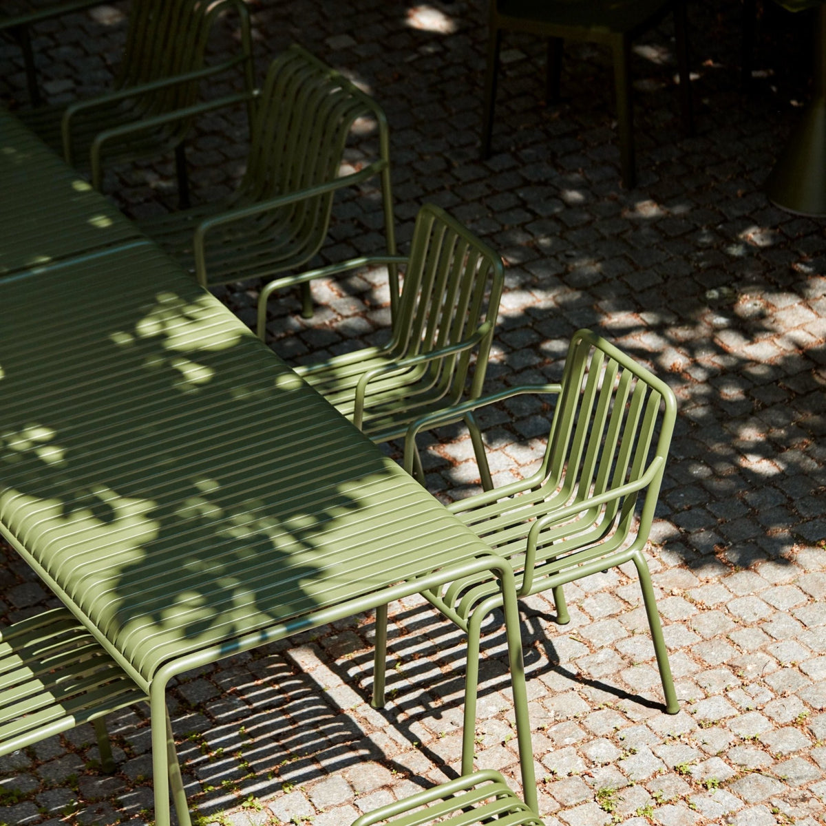 Chaise de jardin avec accoudoir en métal anthracite Palissade - HAY - The Cool Republic
