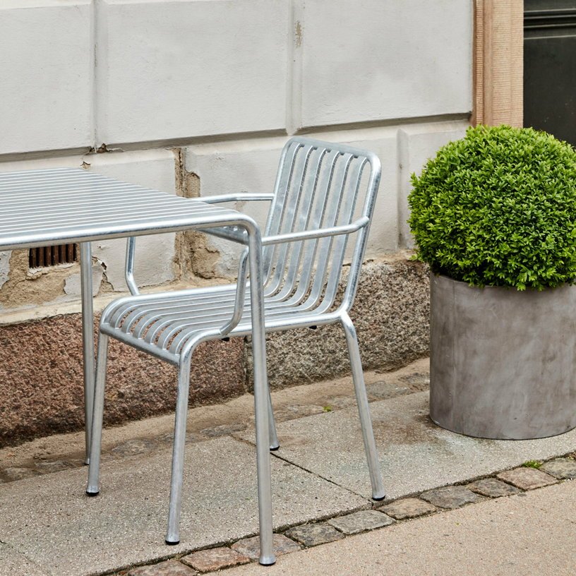 Chaise de jardin avec accoudoir en métal gris galvanisé Palissade - HAY - The Cool Republic