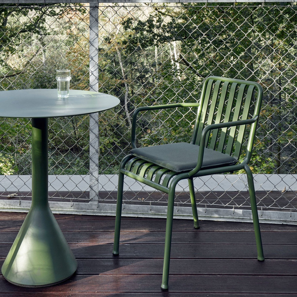 Chaise de jardin avec accoudoir en métal gris Palissade - HAY - The Cool Republic