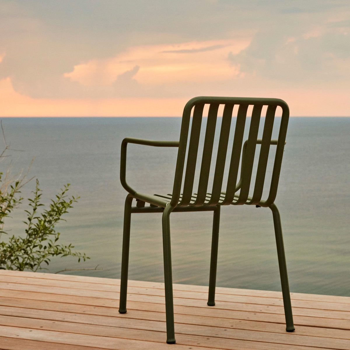 Chaise de jardin avec accoudoir en métal olive Palissade - HAY - The Cool Republic