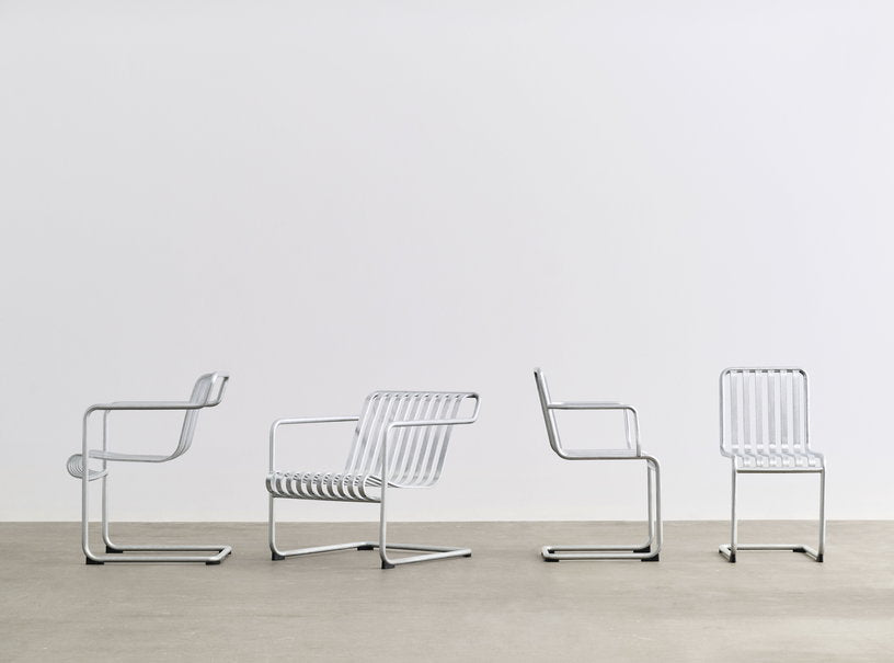 Chaise de jardin avec accoudoirs en acier galvanisé Palissade - HAY - The Cool Republic