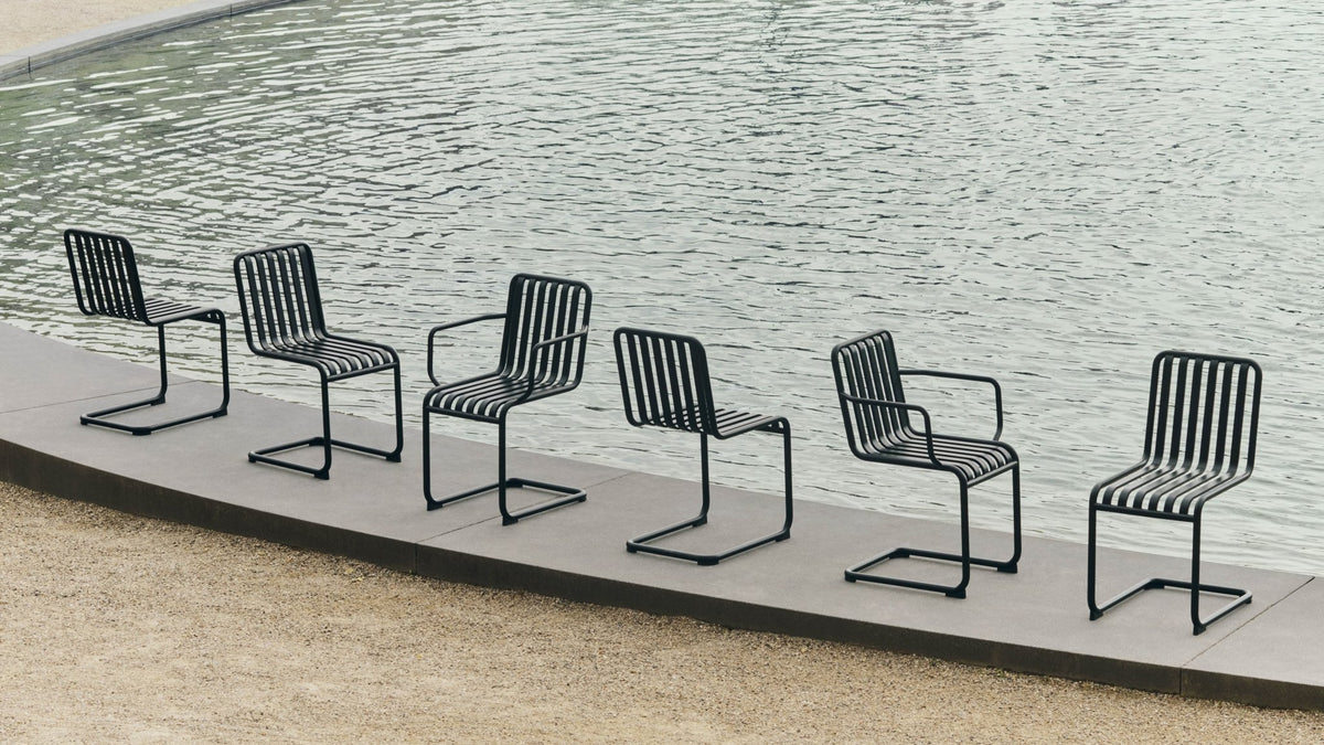 Chaise de jardin avec accoudoirs en acier gris anthracite Palissade - HAY - The Cool Republic