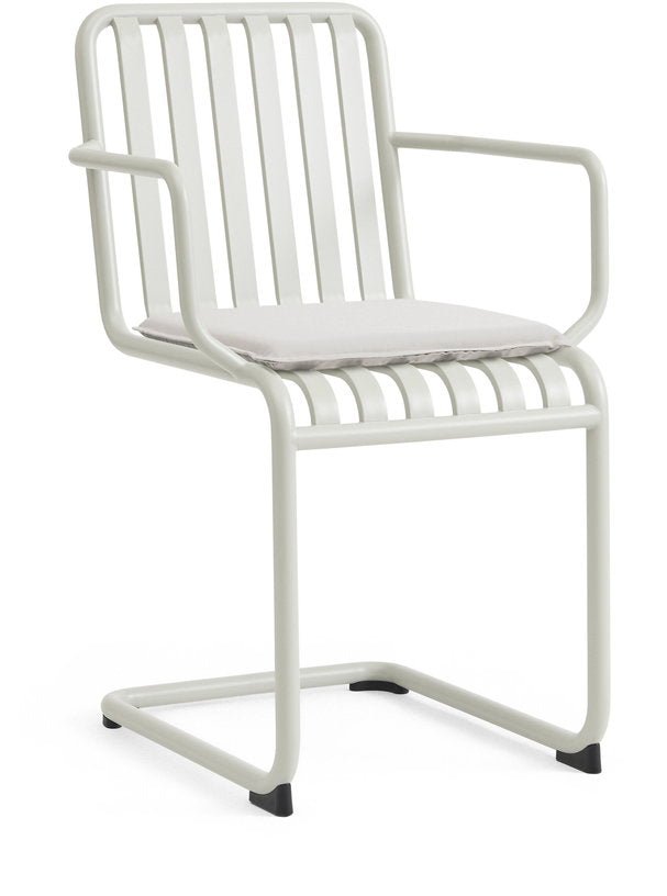 Chaise de jardin avec accoudoirs en acier gris clair Palissade - HAY - The Cool Republic