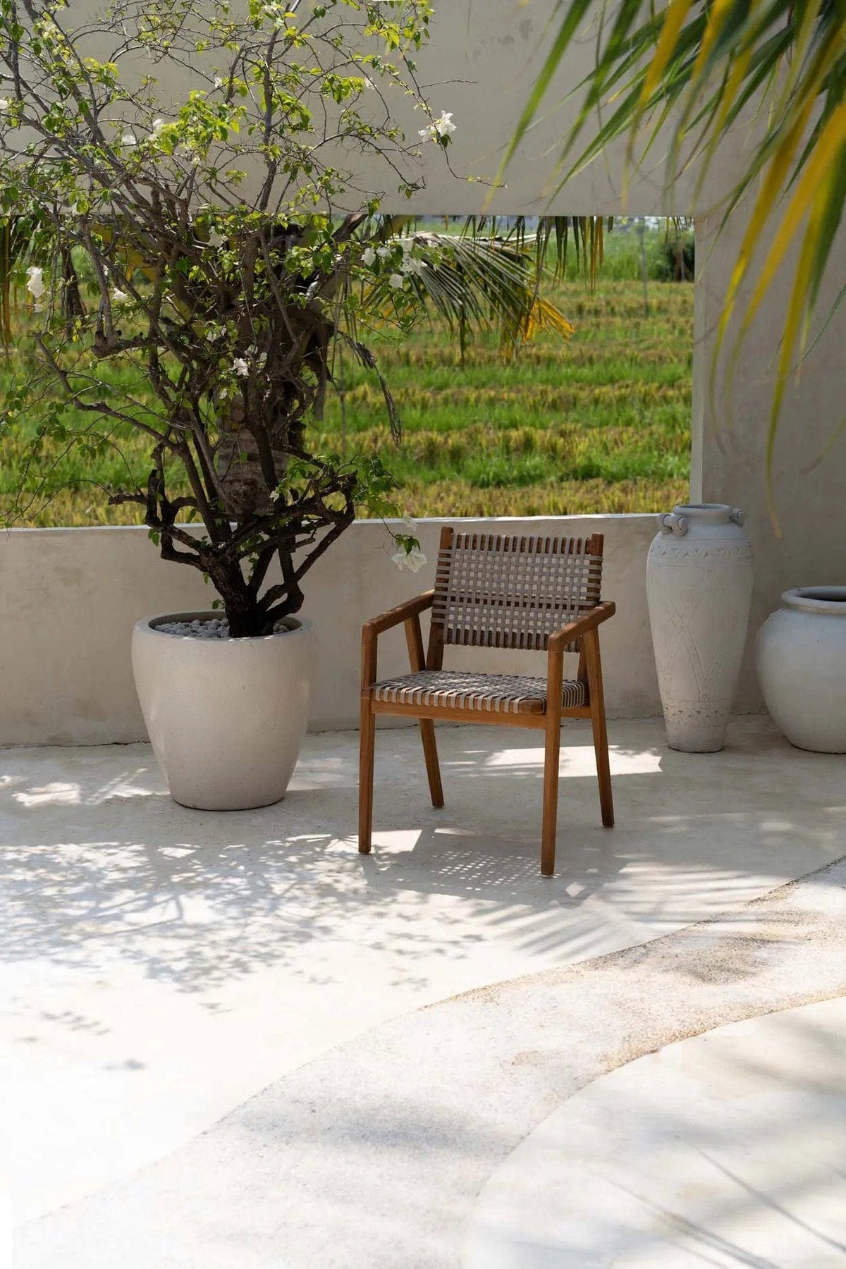Chaise de jardin avec accoudoirs en bois de teck recyclé naturel 54x58x82cm Trikeri - Bazar Bizar - The Cool Republic