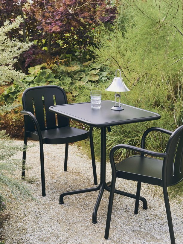 Chaise de jardin avec accoudoirs en métal anthracite Deville - HAY - The Cool Republic