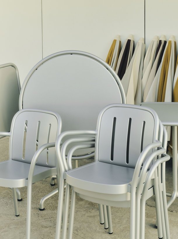 Chaise de jardin avec accoudoirs en métal gris argenté Deville - HAY - The Cool Republic