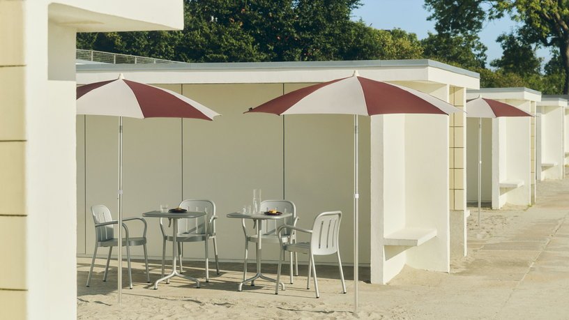 Chaise de jardin avec accoudoirs en métal gris argenté Deville - HAY - The Cool Republic