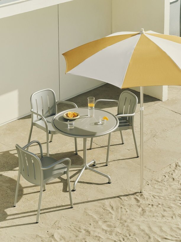 Chaise de jardin avec accoudoirs en métal gris argenté Deville - HAY - The Cool Republic