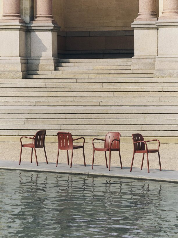 Chaise de jardin avec accoudoirs en métal rouge Deville - HAY - The Cool Republic