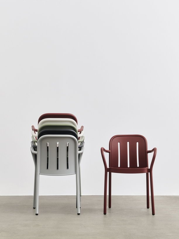 Chaise de jardin avec accoudoirs en métal rouge Deville - HAY - The Cool Republic