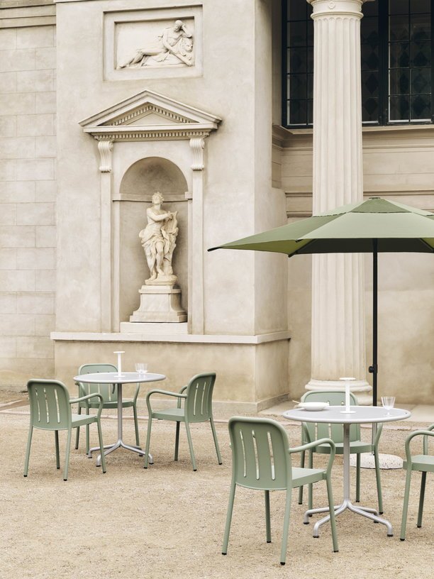Chaise de jardin avec accoudoirs en métal vert Deville - HAY - The Cool Republic