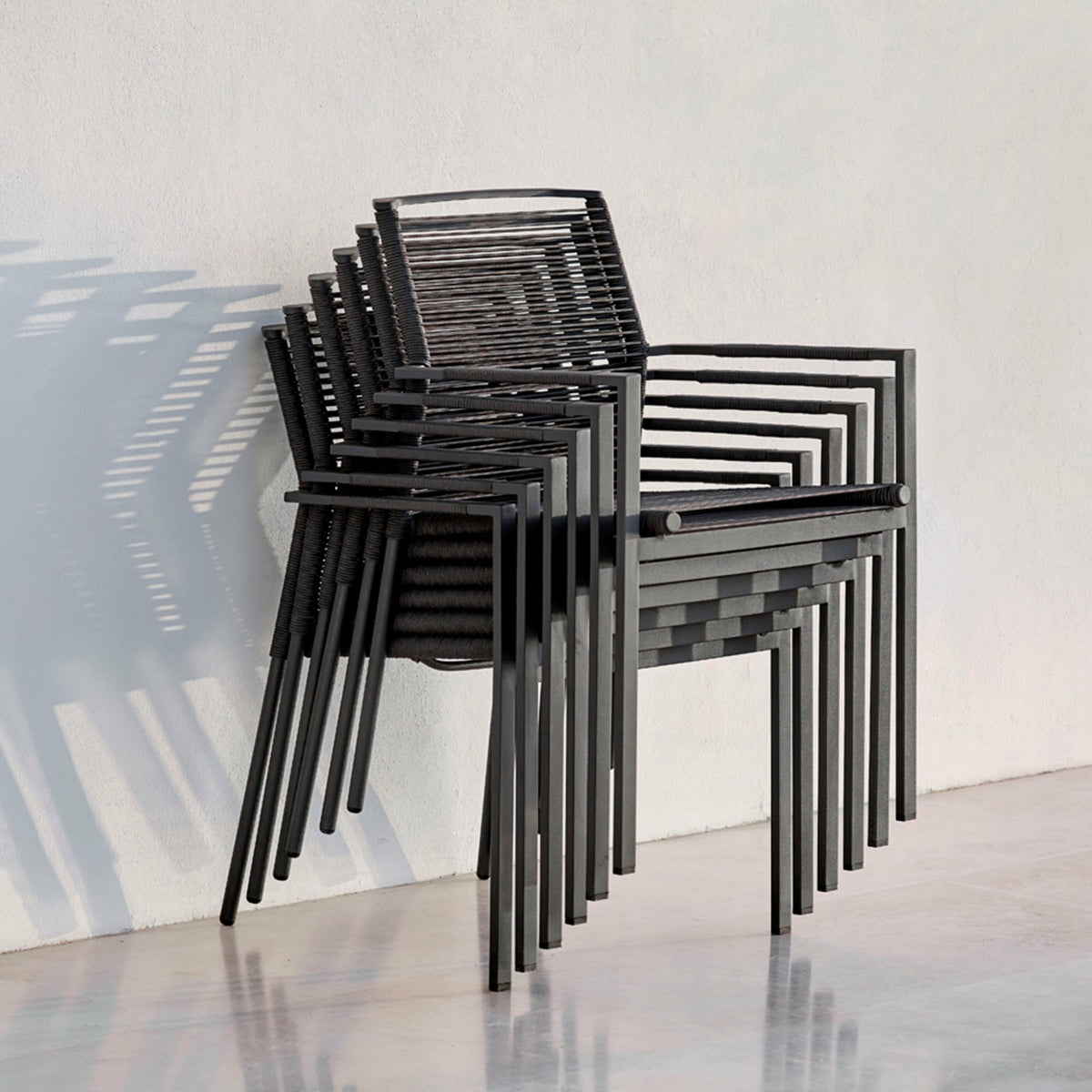 Chaise de jardin avec accoudoirs gris Edge - Cane-Line - The Cool Republic