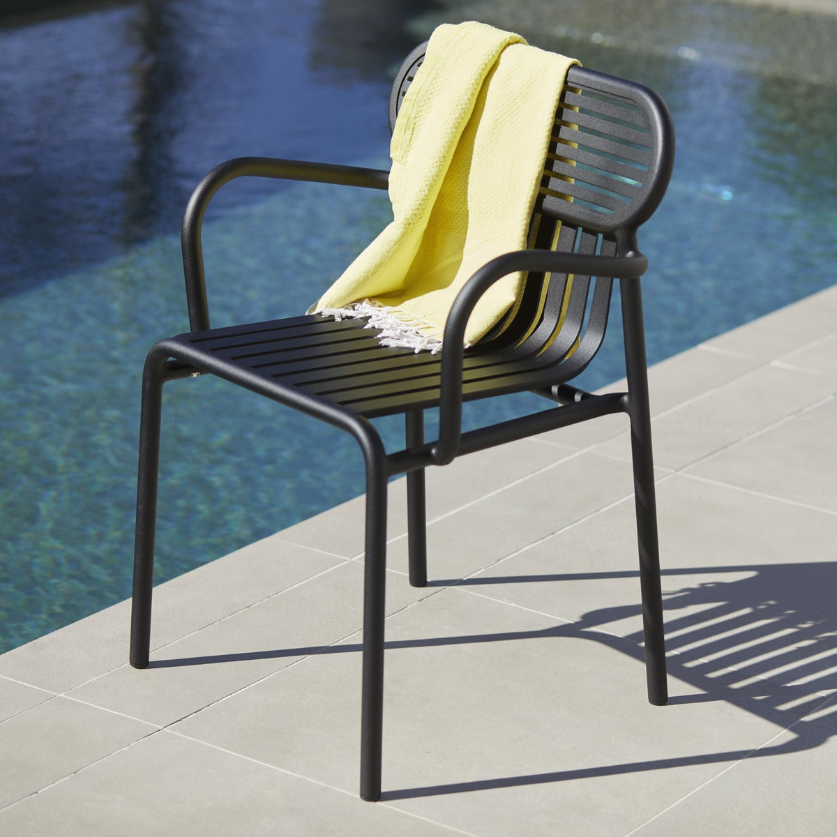 Chaise de jardin avec accoudoirs jaune Week-End - Petite Friture - The Cool Republic