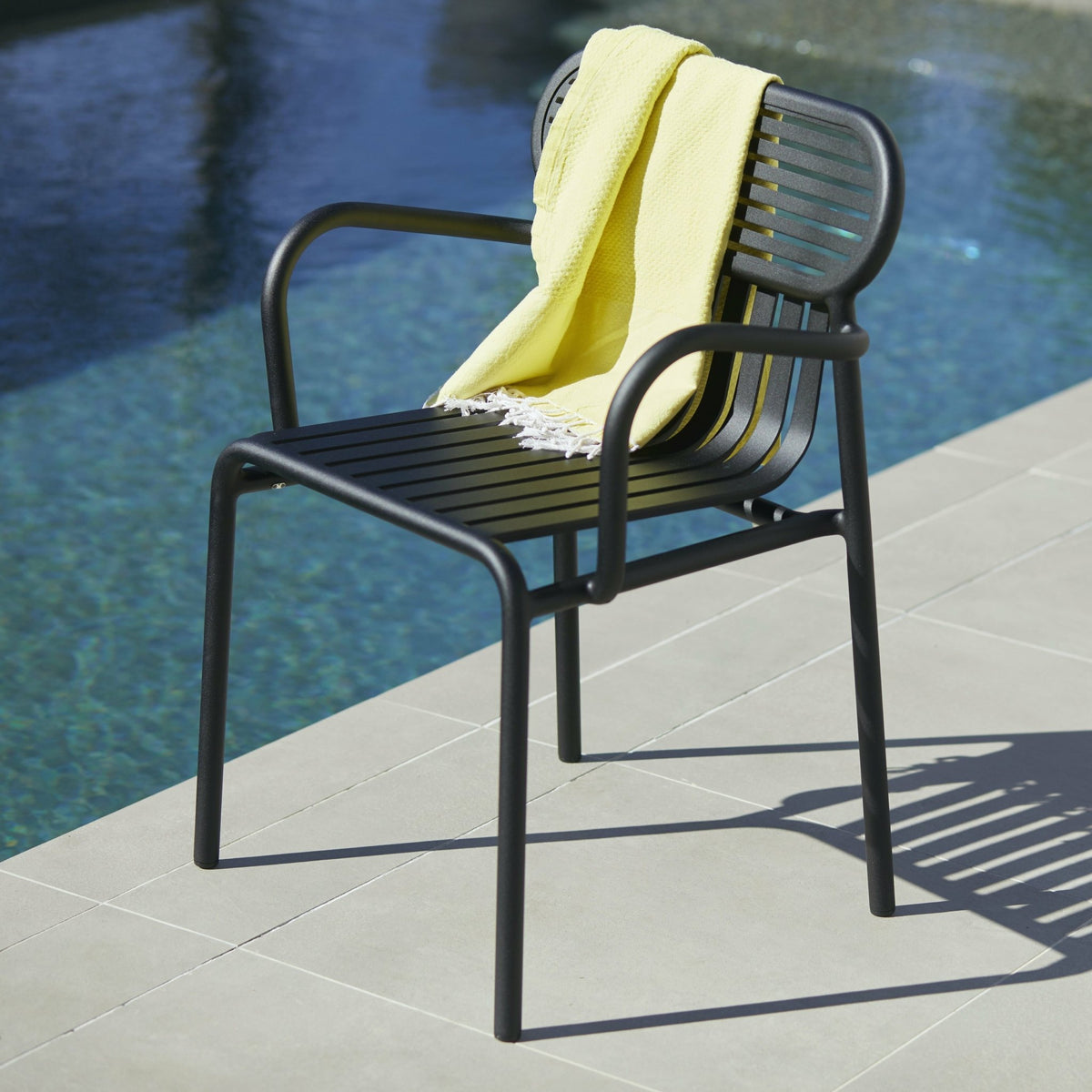 Chaise de jardin avec accoudoirs rose blush Week-End - Petite Friture - The Cool Republic
