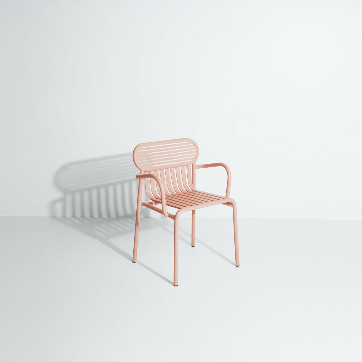 Chaise de jardin avec accoudoirs rose blush Week-End - Petite Friture - The Cool Republic