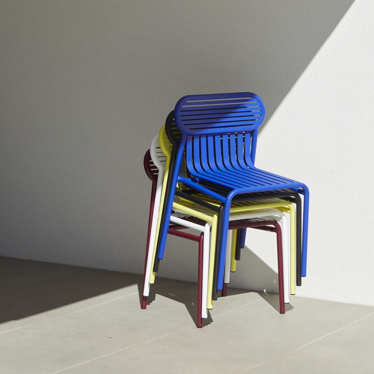 Chaise de jardin bleue Week-End - Petite Friture - The Cool Republic