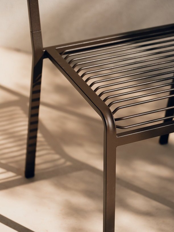 Chaise de jardin en acier brun cacao Oto - noo.ma - The Cool Republic