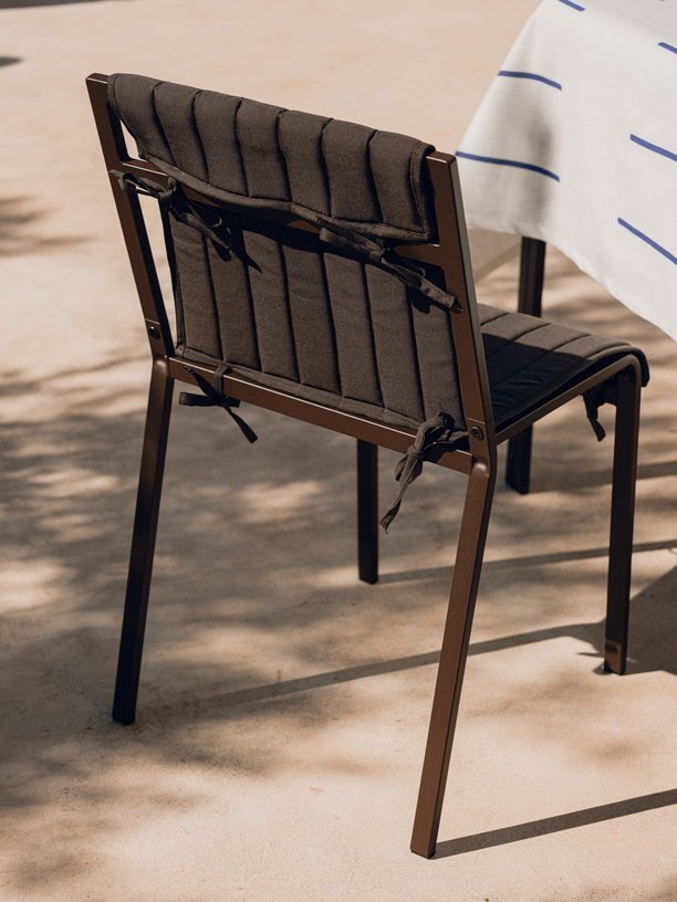 Chaise de jardin en acier brun cacao Oto - noo.ma - The Cool Republic