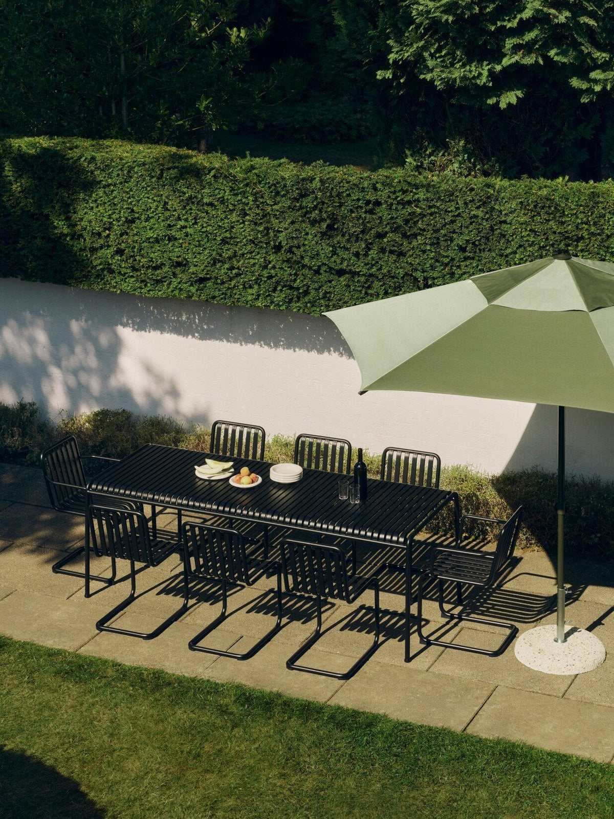 Chaise de jardin en acier gris anthracite Palissade - HAY - The Cool Republic