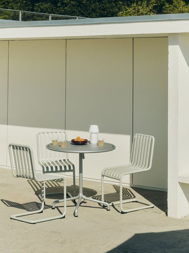 Chaise de jardin en acier gris clair Palissade - HAY - The Cool Republic