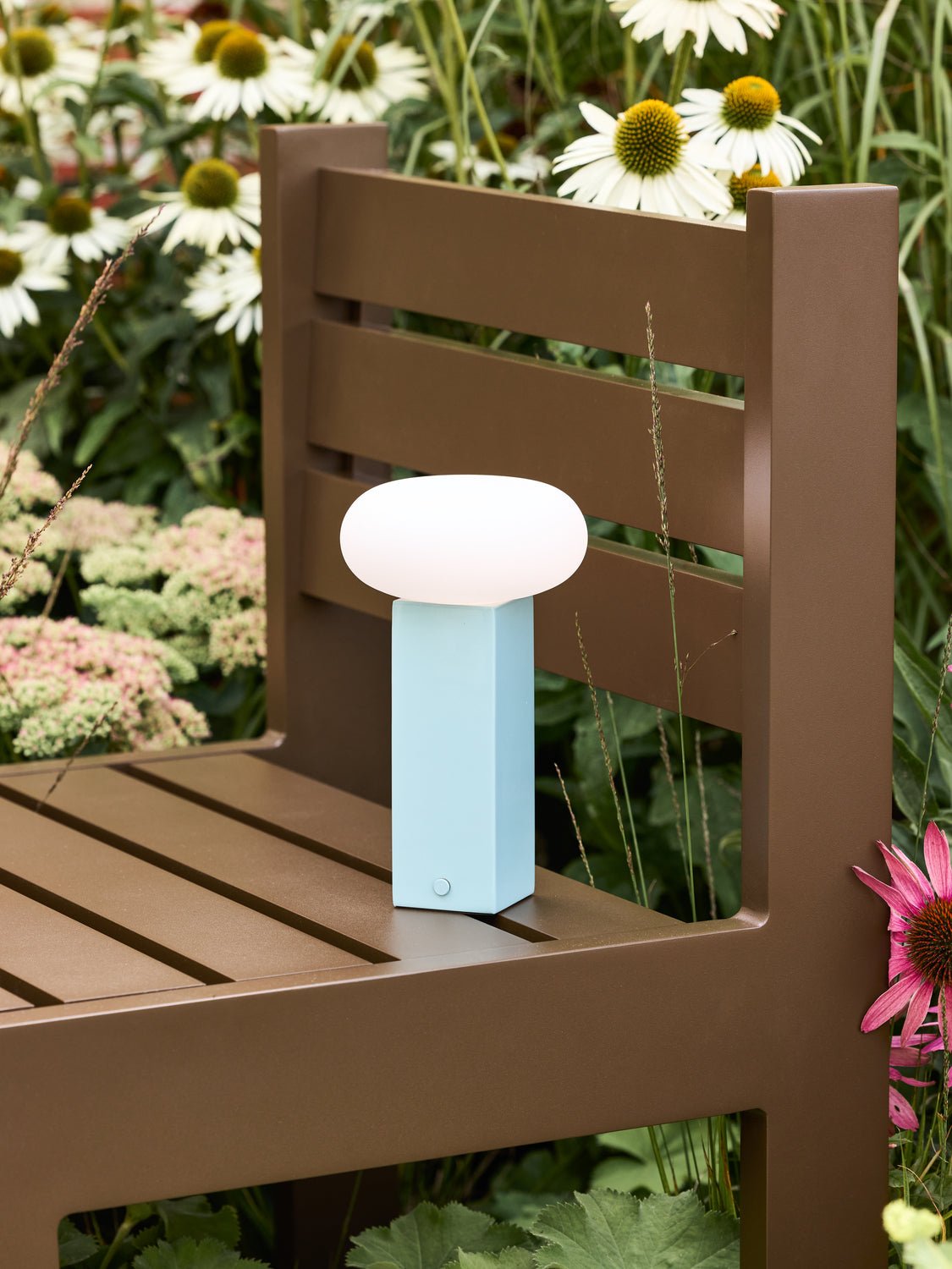 Chaise de jardin en acier marron et coussins bleu foncé Haus - Hübsch - The Cool Republic