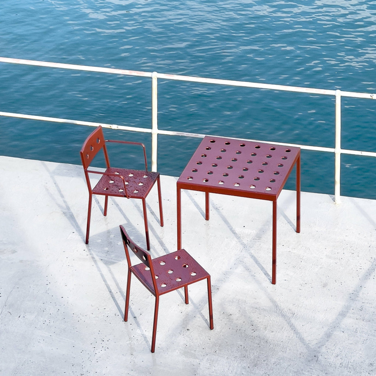 Chaise de jardin en acier rouge Balcony - HAY - The Cool Republic