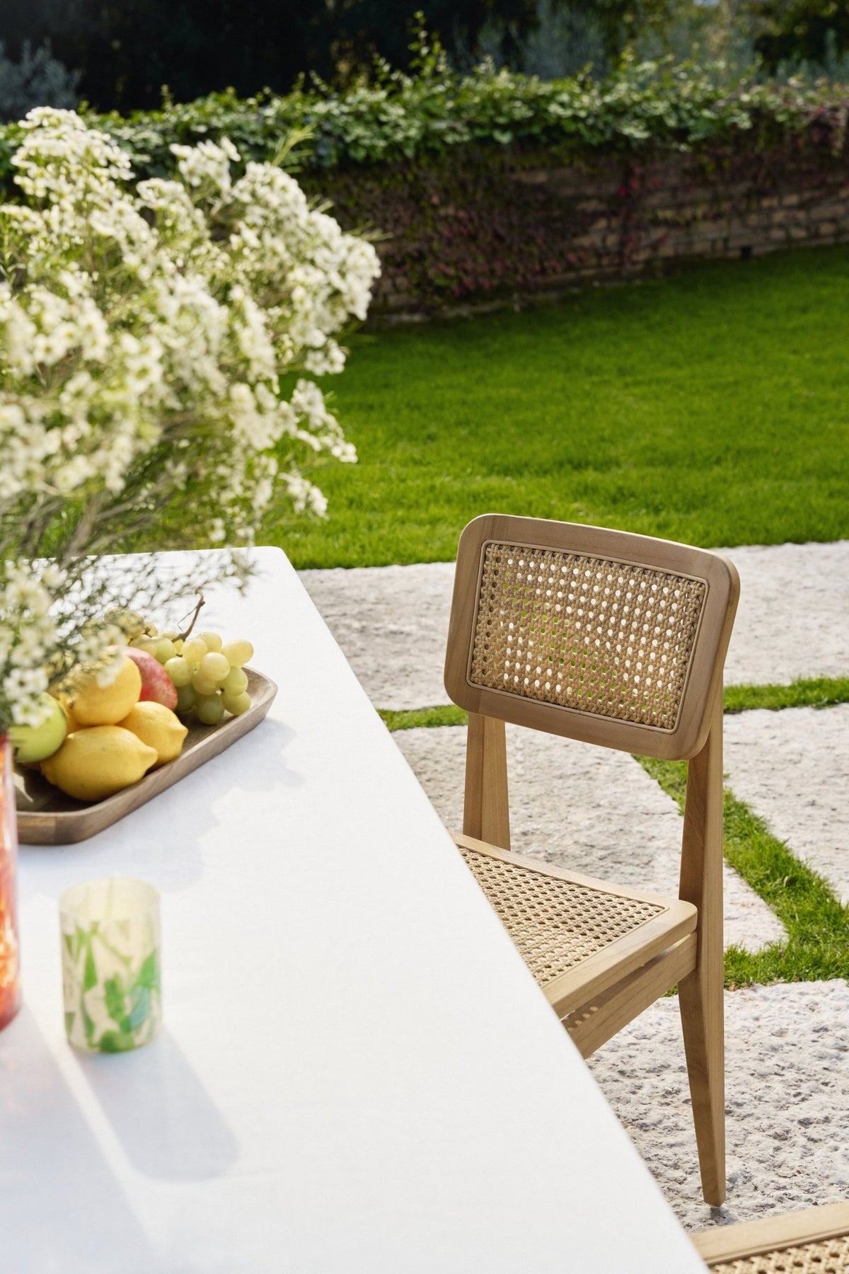 Chaise de jardin en bois de teck et cannage C-Chair - Gubi - The Cool Republic