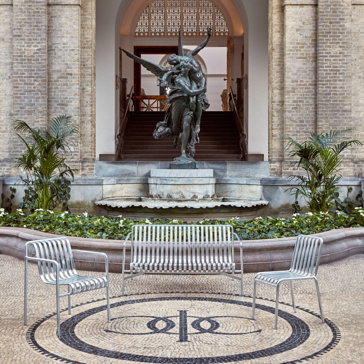 Chaise de jardin en métal anthracite Palissade - HAY - The Cool Republic