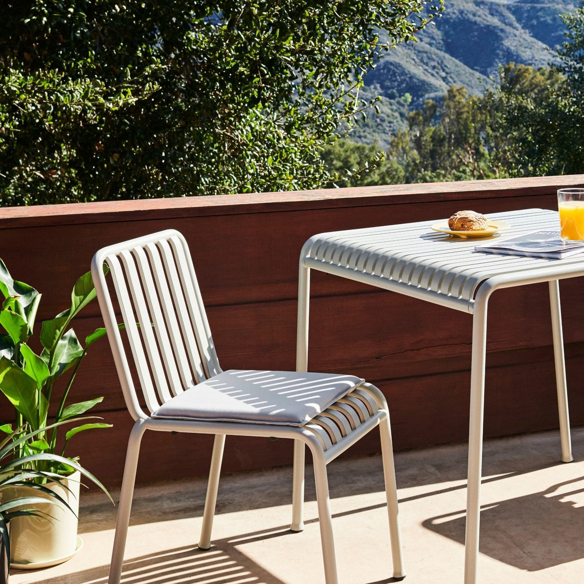 Chaise de jardin en métal anthracite Palissade - HAY - The Cool Republic