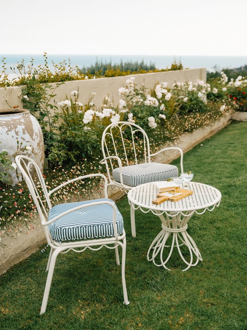 Chaise de jardin en métal blanc antique et coussin en tissu rayé bleu marine The Al Fresco - Business & Pleasure - The Cool Republic
