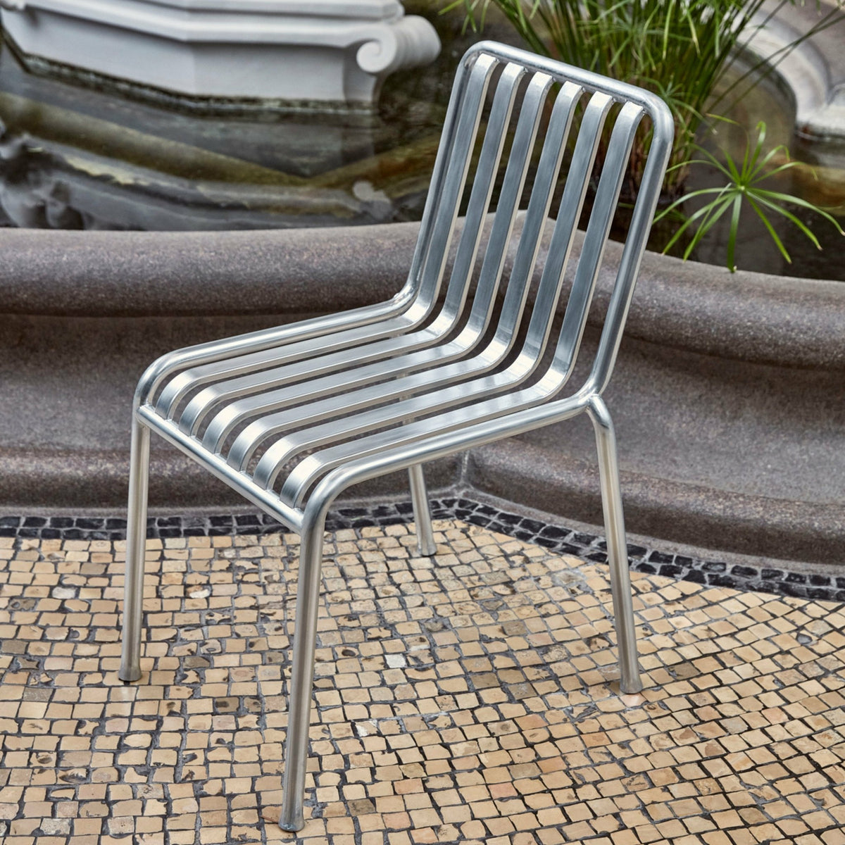 Chaise de jardin en métal gris galvanisé Palissade - HAY - The Cool Republic