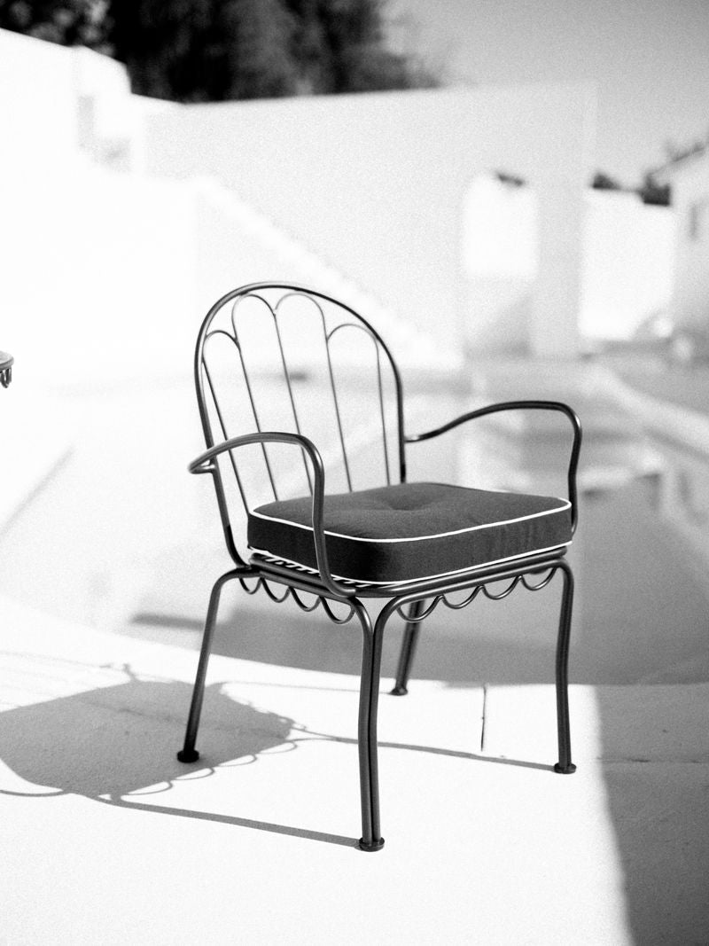 Chaise de jardin en métal noir vintage et coussin en tissu vert Rivie Green The Al Fresco - Business & Pleasure - The Cool Republic