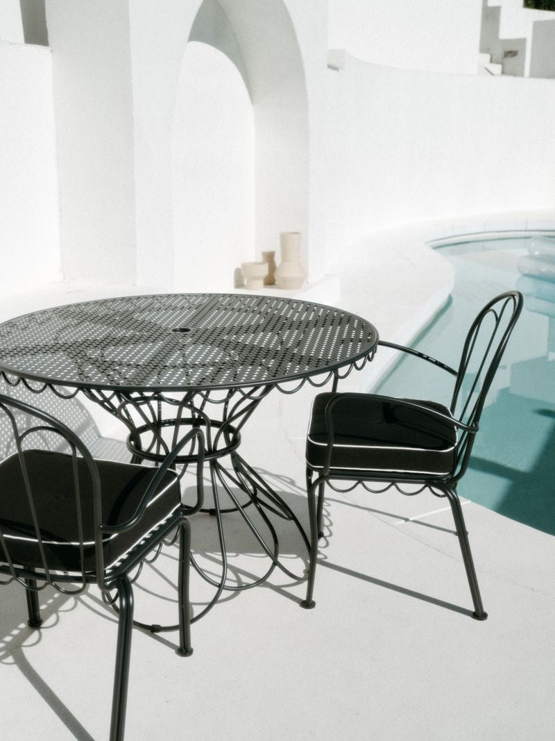 Chaise de jardin en métal noir vintage et coussin en tissu vert Rivie Green The Al Fresco - Business & Pleasure - The Cool Republic