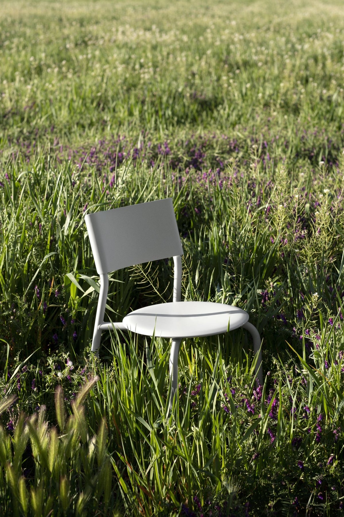 Midi recycled plastic garden chair - chalk gray TIPTOE - The Cool Republic
