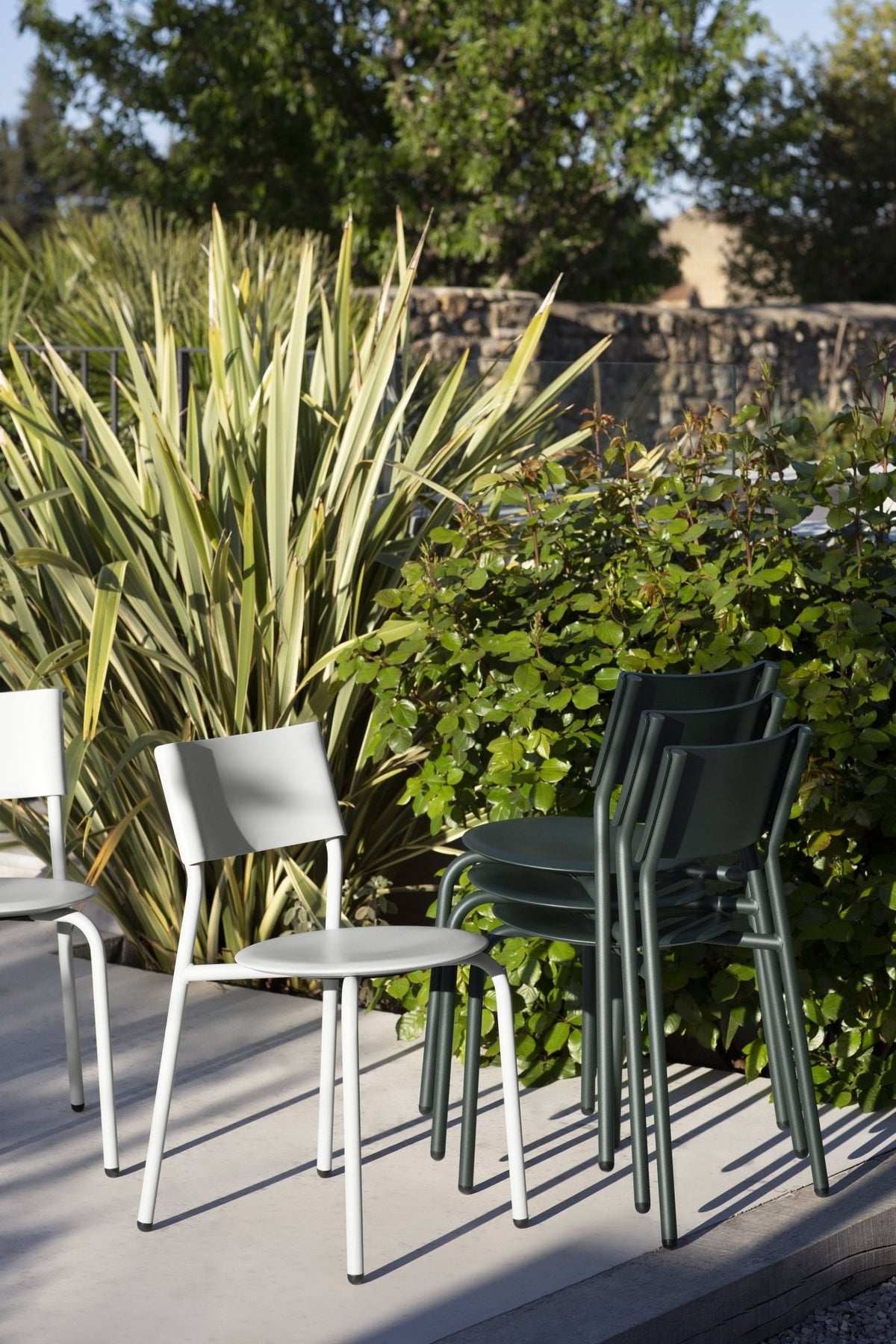 Midi recycled plastic garden chair - chalk gray TIPTOE - The Cool Republic
